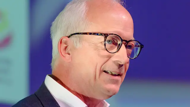 Yves Coppieters, ministre wallon de la Santé et des Solidarités, au pupitre.