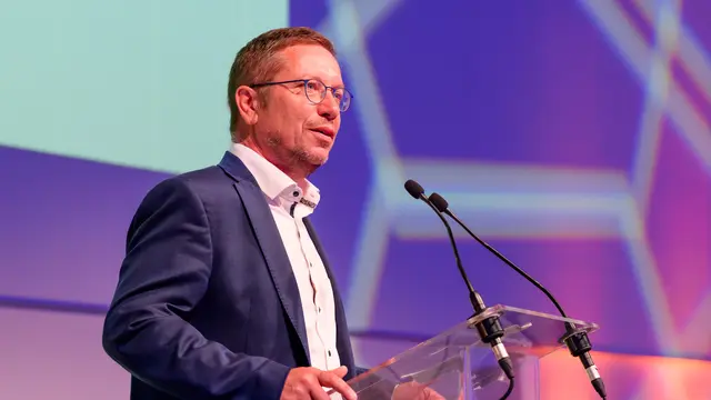 François Desquennes, ministre wallon des Pouvoirs locaux, au pupitre.