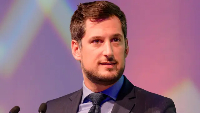 Adrien Dolimont, ministre-président wallon, au pupitre.