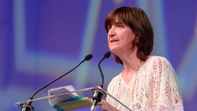 Dorothée Klein, présidente de la Fédération des CPAS, au pupitre pour le mot d’accueil.
