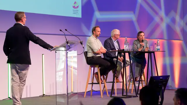 La table ronde : les trois experts de l’après-midi assis sur scène, Marie Messiaen au micro.