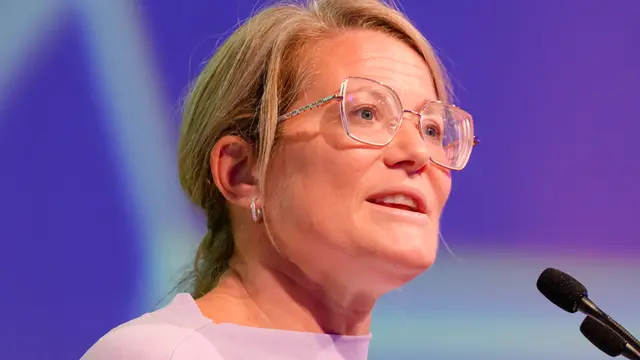 Anneleen Van Bossuyt, ministre fédérale de l’Intégration sociale, au pupitre.